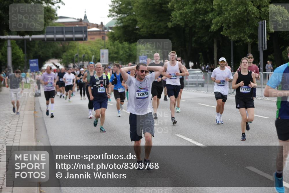 29.06.2025 - hella hamburg halbmarathon Jannik Wohlers http://msf.ph/oto/8309768 29.06.2025 10:38:25 Lombardsbrücke 56, 1232, 1390, 1451, 2524, 2534, 2693, 3307, 3323, 3726, 3927, 4028, 4257, 4259, 4260, 4316, 4320, 4964, 5913, 6695, 6696, 6875, 7263, 7849, 8367, 8583, 8747, 8783, 9455, 9708, 10554, 10604, 11059, 11635, 11697, 12028, 12072, 12075, 12722, 14557, 14558, 15755, 16181, 16346, 16388, 17333, 18050, 18504 meine-sportfotos.de