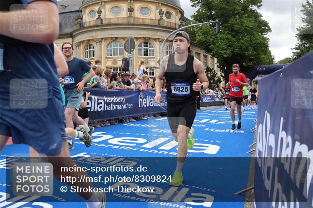 29.06.2025 - hella hamburg halbmarathon Strokosch-Dieckow http://msf.ph/oto/8309824 29.06.2025 10:56:48 Ziel 1955, 2282, 2378, 2741, 2759, 3836, 5418, 6835, 7716, 8825, 8996, 13816, 14369, 14461, 15097, 15134, 15431, 15712, 16008, 16009, 16043, 16121, 16620, 16679, 17133, 18634 meine-sportfotos.de