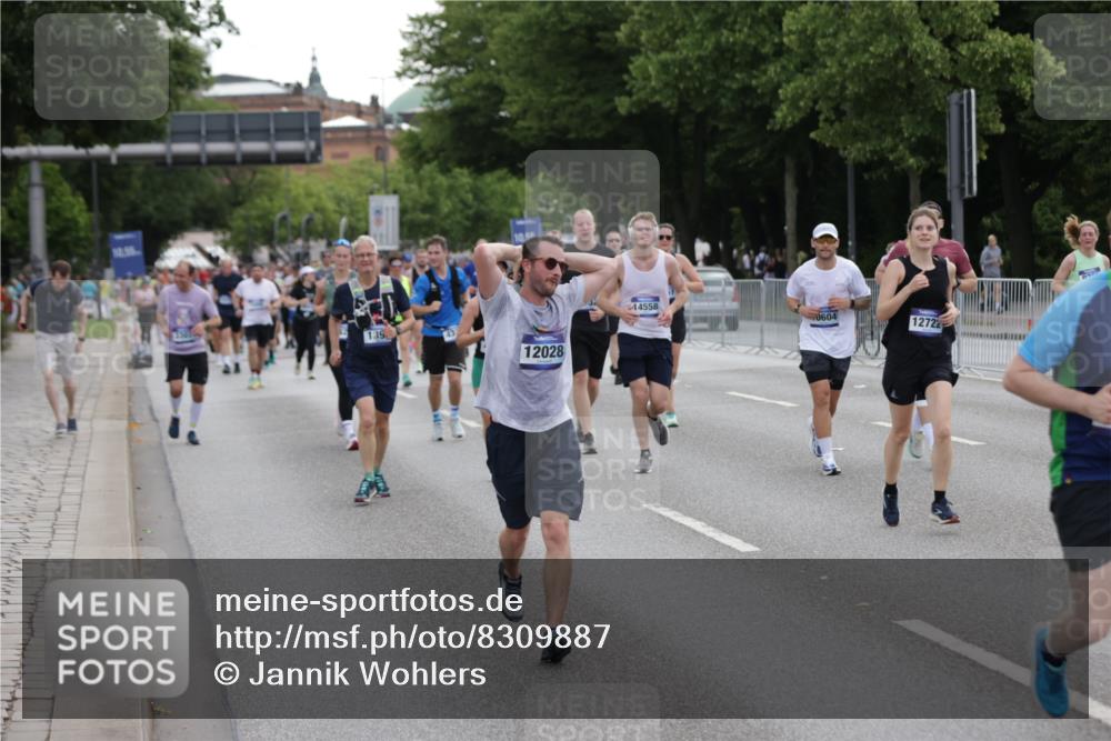 29.06.2025 - hella hamburg halbmarathon Jannik Wohlers http://msf.ph/oto/8309887 29.06.2025 10:38:25 Lombardsbrücke 56, 1232, 1390, 1451, 2524, 2534, 2693, 3307, 3323, 3726, 3927, 4028, 4257, 4259, 4260, 4316, 4320, 4964, 5913, 6695, 6696, 6875, 7263, 7849, 8367, 8583, 8747, 8783, 9455, 9708, 10554, 10604, 11059, 11635, 11697, 12028, 12072, 12075, 12722, 14557, 14558, 15755, 16181, 16346, 16388, 17333, 18050, 18504 meine-sportfotos.de
