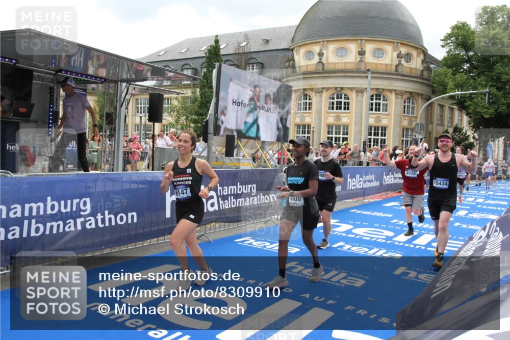 29.06.2025 - hella hamburg halbmarathon Michael Strokosch http://msf.ph/oto/8309910 29.06.2025 10:58:25 Ziel 1595, 4550, 4592, 4708, 5347, 6138, 6147, 7476, 9230, 9485, 11645, 11808, 14355, 15434, 16531, 17415, 18266, 18891 meine-sportfotos.de