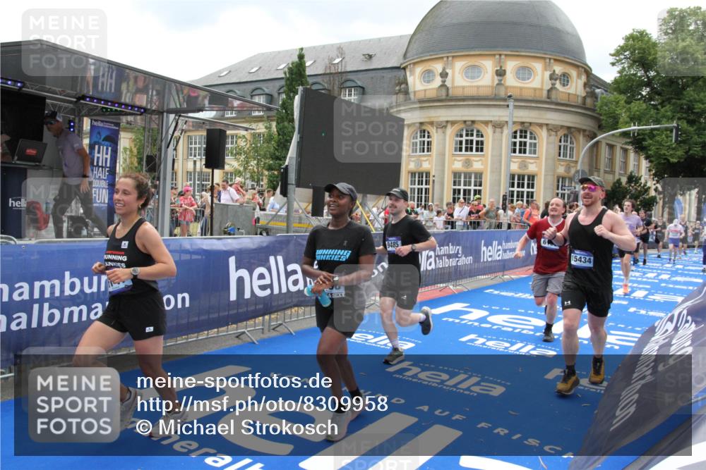 29.06.2025 - hella hamburg halbmarathon Michael Strokosch http://msf.ph/oto/8309958 29.06.2025 10:58:26 Ziel 1595, 4550, 4708, 4767, 5347, 6138, 6147, 7476, 9485, 11645, 11808, 14355, 15434, 16531, 17415, 18266, 18891 meine-sportfotos.de