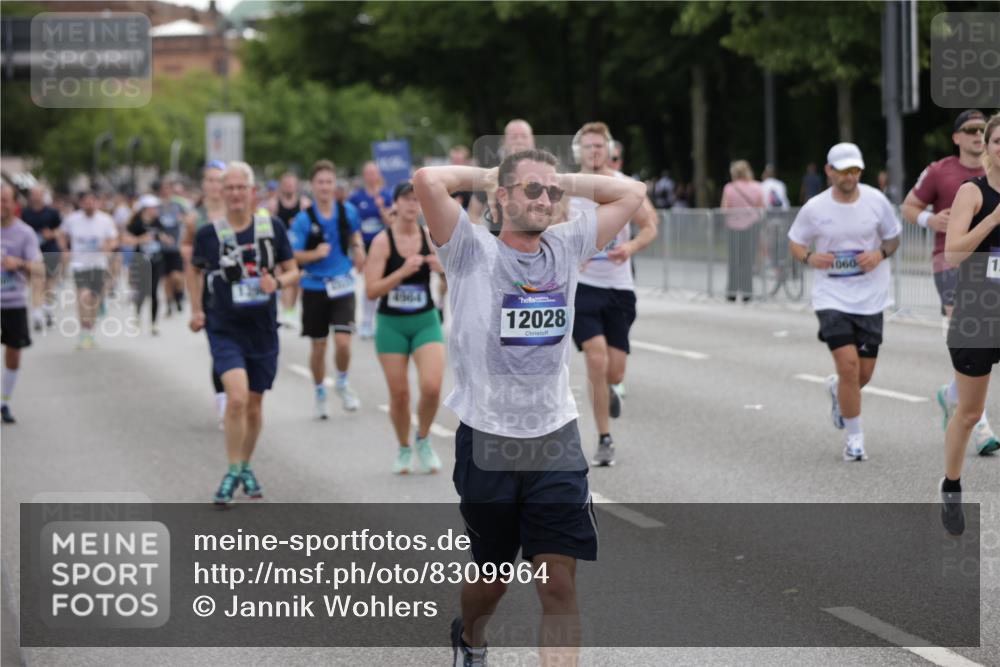 29.06.2025 - hella hamburg halbmarathon Jannik Wohlers http://msf.ph/oto/8309964 29.06.2025 10:38:26 Lombardsbrücke 56, 1232, 1390, 1451, 2524, 2534, 2693, 3307, 3323, 3726, 3927, 4028, 4257, 4259, 4260, 4316, 4320, 4964, 5913, 6875, 7263, 7849, 8367, 8583, 8747, 8783, 9455, 9708, 10554, 10604, 11059, 11635, 11697, 12028, 12072, 12075, 12722, 14557, 14558, 15755, 16181, 16346, 16388, 17333, 18050, 18504 meine-sportfotos.de