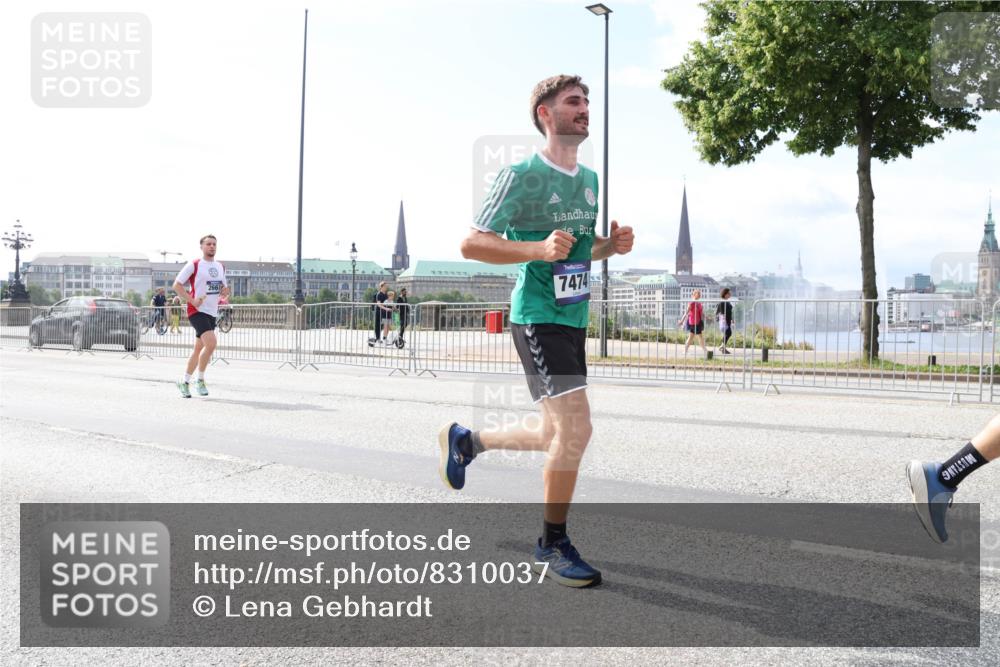 29.06.2025 - hella hamburg halbmarathon Lena Gebhardt http://msf.ph/oto/8310037 29.06.2025 10:12:14 Lombardsbrücke 7474, 1062, 1610, 1790, 1850, 2661, 2963, 2964, 3248, 3262, 3746, 4453, 4499, 4554, 5166, 5176, 5379, 5597, 5598, 6822, 6871, 6966, 7474, 9191, 9253, 9254, 9405, 9705, 10042, 10409, 10581, 10685, 11507, 11509, 11525, 11537, 11581, 11917, 12473, 13171, 13542, 13958, 14060, 14196, 14313, 14384, 14863, 14868, 15137, 16379, 16976, 17638, 17774, 18261, 18395, 18429, 18655 meine-sportfotos.de