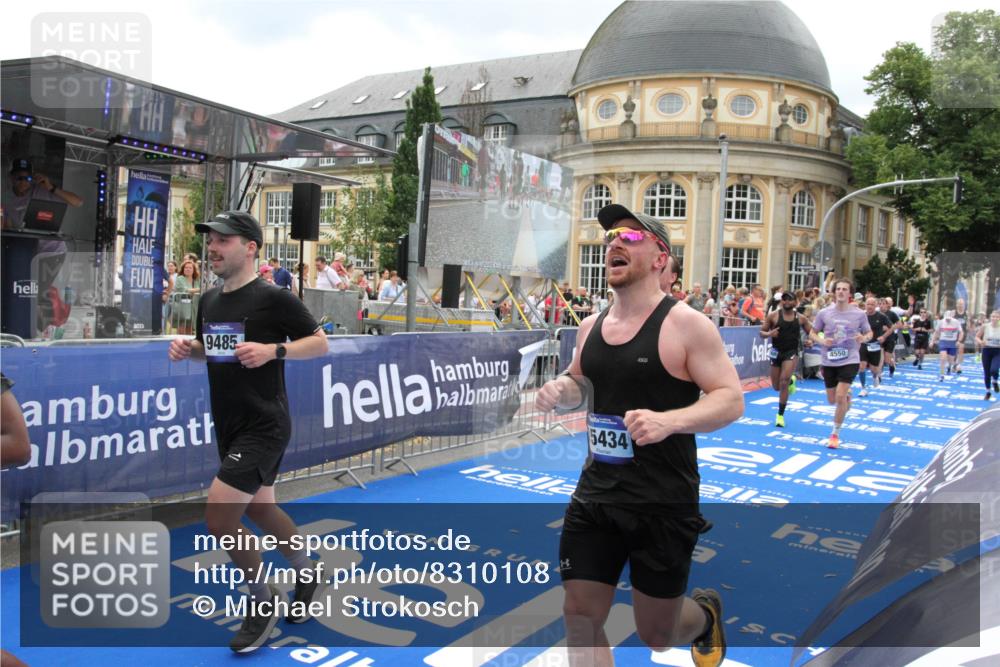29.06.2025 - hella hamburg halbmarathon Michael Strokosch http://msf.ph/oto/8310108 29.06.2025 10:58:27 Ziel 4550, 4708, 4767, 5347, 6138, 6147, 7476, 9485, 11808, 14355, 15434, 16531, 17415, 18266, 18891, 19166 meine-sportfotos.de