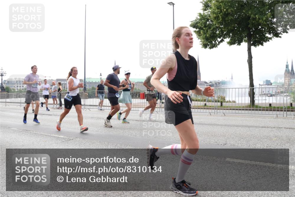 29.06.2025 - hella hamburg halbmarathon Lena Gebhardt http://msf.ph/oto/8310134 29.06.2025 10:37:15 Lombardsbrücke 18578, 6584, 1022, 1118, 1253, 1276, 1337, 1339, 1488, 1490, 1597, 1819, 1952, 1954, 2016, 2031, 2072, 2104, 2272, 2480, 2486, 2552, 2640, 3127, 3165, 3714, 3873, 3895, 4097, 4347, 4733, 4996, 5146, 5171, 5186, 5224, 5538, 5560, 5640, 5786, 5789, 5790, 5940, 6172, 6359, 6584, 6804, 6821, 6955, 7085, 7202, 7235, 7544, 7707, 7773, 7777, 7823, 8007, 8257, 8258, 8315, 8758, 8811, 8843, 8936, 8937, 9054, 9055, 9295, 9524 meine-sportfotos.de