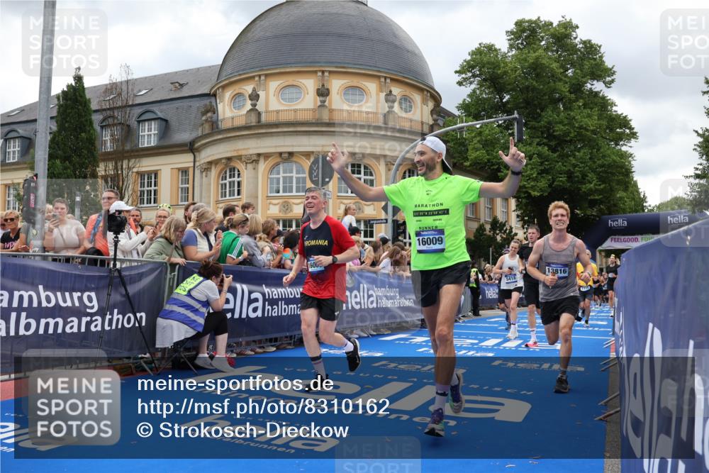 29.06.2025 - hella hamburg halbmarathon Strokosch-Dieckow http://msf.ph/oto/8310162 29.06.2025 10:56:52 Ziel 1955, 2282, 2378, 2741, 2759, 3836, 5033, 5418, 6835, 7716, 8669, 8825, 11043, 11212, 11638, 13816, 14461, 14678, 15097, 16008, 16009, 16470, 16620, 16679, 17133 meine-sportfotos.de