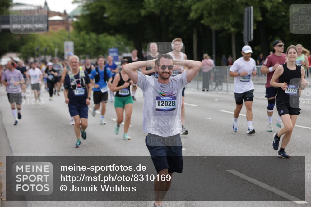 29.06.2025 - hella hamburg halbmarathon Jannik Wohlers http://msf.ph/oto/8310169 29.06.2025 10:38:26 Lombardsbrücke 56, 1232, 1390, 1451, 2524, 2534, 2693, 3307, 3323, 3726, 3927, 4028, 4257, 4259, 4260, 4316, 4320, 4964, 5913, 6875, 7263, 7849, 8367, 8583, 8747, 8783, 9455, 9708, 10554, 10604, 11059, 11635, 11697, 12028, 12072, 12075, 12722, 14557, 14558, 15755, 16181, 16346, 16388, 17333, 18050, 18504 meine-sportfotos.de