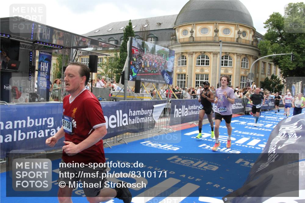 29.06.2025 - hella hamburg halbmarathon Michael Strokosch http://msf.ph/oto/8310171 29.06.2025 10:58:28 Ziel 4550, 4708, 4767, 5347, 6138, 6147, 7476, 9485, 11808, 14355, 15434, 16531, 17415, 18266, 18891, 19166 meine-sportfotos.de