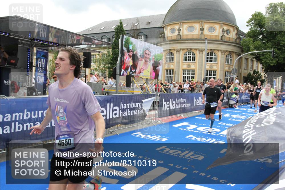 29.06.2025 - hella hamburg halbmarathon Michael Strokosch http://msf.ph/oto/8310319 29.06.2025 10:58:29 Ziel 4550, 4767, 5347, 6138, 7476, 9485, 11808, 14355, 15434, 16531, 17415, 18266, 18891, 19166 meine-sportfotos.de