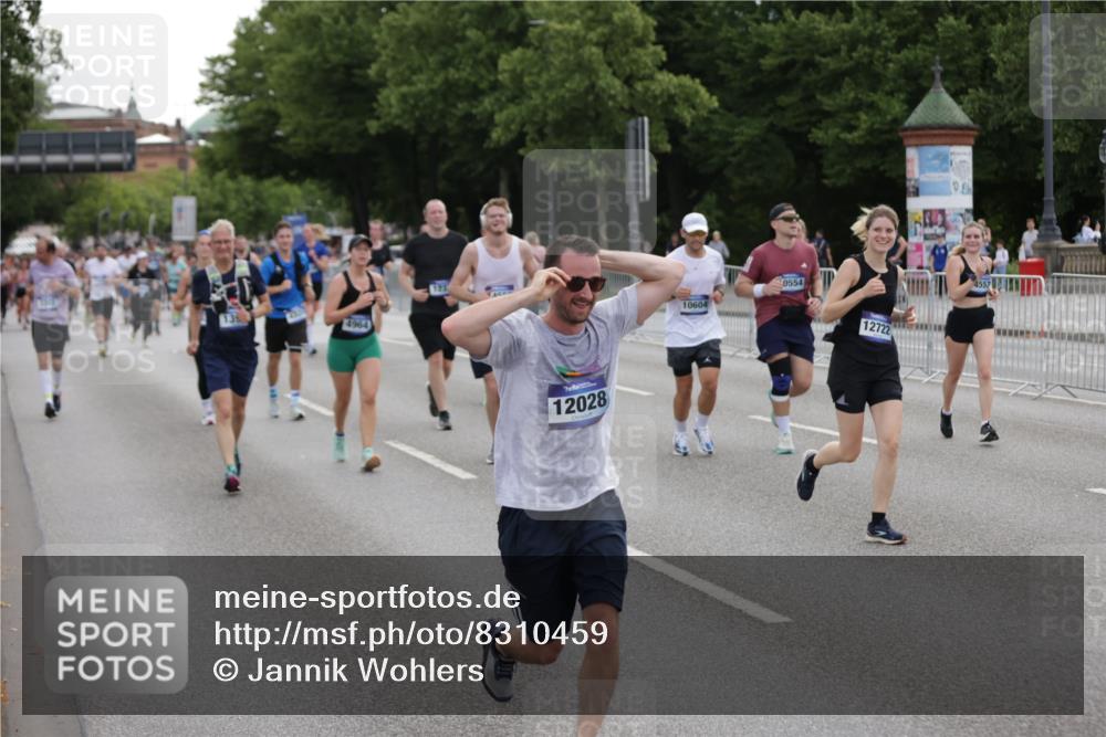 29.06.2025 - hella hamburg halbmarathon Jannik Wohlers http://msf.ph/oto/8310459 29.06.2025 10:38:27 Lombardsbrücke 56, 1232, 1390, 1451, 2524, 2534, 2693, 3307, 3726, 3927, 4257, 4259, 4260, 4316, 4320, 4964, 5913, 6062, 6875, 7263, 7849, 8367, 8583, 8747, 8783, 9455, 9708, 10554, 10604, 11059, 11635, 12028, 12072, 12075, 12722, 13060, 14557, 14558, 14856, 15755, 16181, 16346, 16388, 17333, 18050, 18504 meine-sportfotos.de
