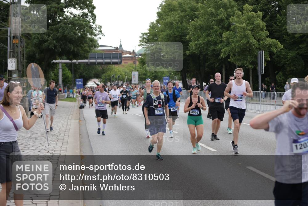 29.06.2025 - hella hamburg halbmarathon Jannik Wohlers http://msf.ph/oto/8310503 29.06.2025 10:38:27 Lombardsbrücke 56, 1232, 1390, 1451, 2524, 2534, 2693, 3307, 3726, 3927, 4257, 4259, 4260, 4316, 4320, 4964, 5913, 6062, 6875, 7263, 7849, 8367, 8583, 8747, 8783, 9455, 9708, 10554, 10604, 11059, 11635, 12028, 12072, 12075, 12722, 13060, 14557, 14558, 14856, 15755, 16181, 16346, 16388, 17333, 18050, 18504 meine-sportfotos.de