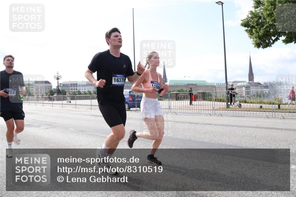 29.06.2025 - hella hamburg halbmarathon Lena Gebhardt http://msf.ph/oto/8310519 29.06.2025 10:12:16 Lombardsbrücke 253, 16379, 1509, 1062, 1610, 1785, 1790, 1850, 2661, 2963, 2964, 3182, 3248, 3262, 3746, 4453, 4499, 4554, 5166, 5176, 5379, 5597, 5598, 6822, 6871, 6966, 7014, 7474, 9191, 9253, 9254, 9405, 9705, 10042, 10409, 10581, 10685, 11509, 11525, 11537, 11581, 11917, 13171, 13542, 13958, 14060, 14196, 14313, 14384, 14863, 14868, 15137, 16379, 16473, 16976, 17774, 18261, 18395, 18429, 18493, 18655 meine-sportfotos.de