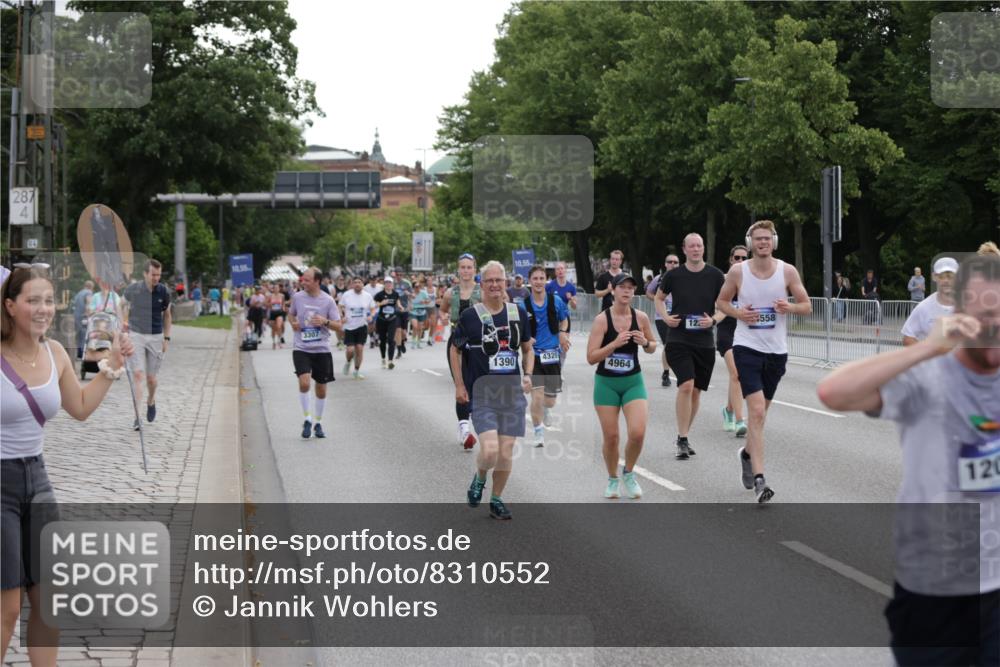 29.06.2025 - hella hamburg halbmarathon Jannik Wohlers http://msf.ph/oto/8310552 29.06.2025 10:38:27 Lombardsbrücke 56, 1232, 1390, 1451, 2524, 2534, 2693, 3307, 3726, 3927, 4257, 4259, 4260, 4316, 4320, 4964, 5913, 6062, 6875, 7263, 7849, 8367, 8583, 8747, 8783, 9455, 9708, 10554, 10604, 11059, 11635, 12028, 12072, 12075, 12722, 13060, 14557, 14558, 14856, 15755, 16181, 16346, 16388, 17333, 18050, 18504 meine-sportfotos.de
