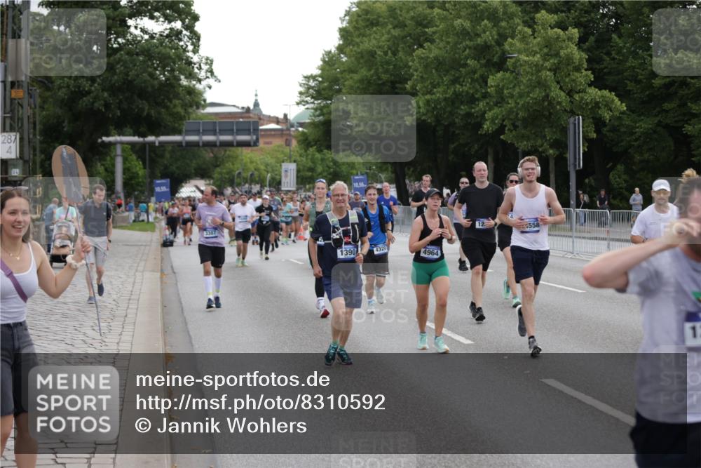 29.06.2025 - hella hamburg halbmarathon Jannik Wohlers http://msf.ph/oto/8310592 29.06.2025 10:38:27 Lombardsbrücke 56, 1232, 1390, 1451, 2524, 2534, 2693, 3307, 3726, 3927, 4257, 4259, 4260, 4316, 4320, 4964, 5913, 6062, 6875, 7263, 7849, 8367, 8583, 8747, 8783, 9455, 9708, 10554, 10604, 11059, 11635, 12028, 12072, 12075, 12722, 13060, 14557, 14558, 14856, 15755, 16181, 16346, 16388, 17333, 18050, 18504 meine-sportfotos.de