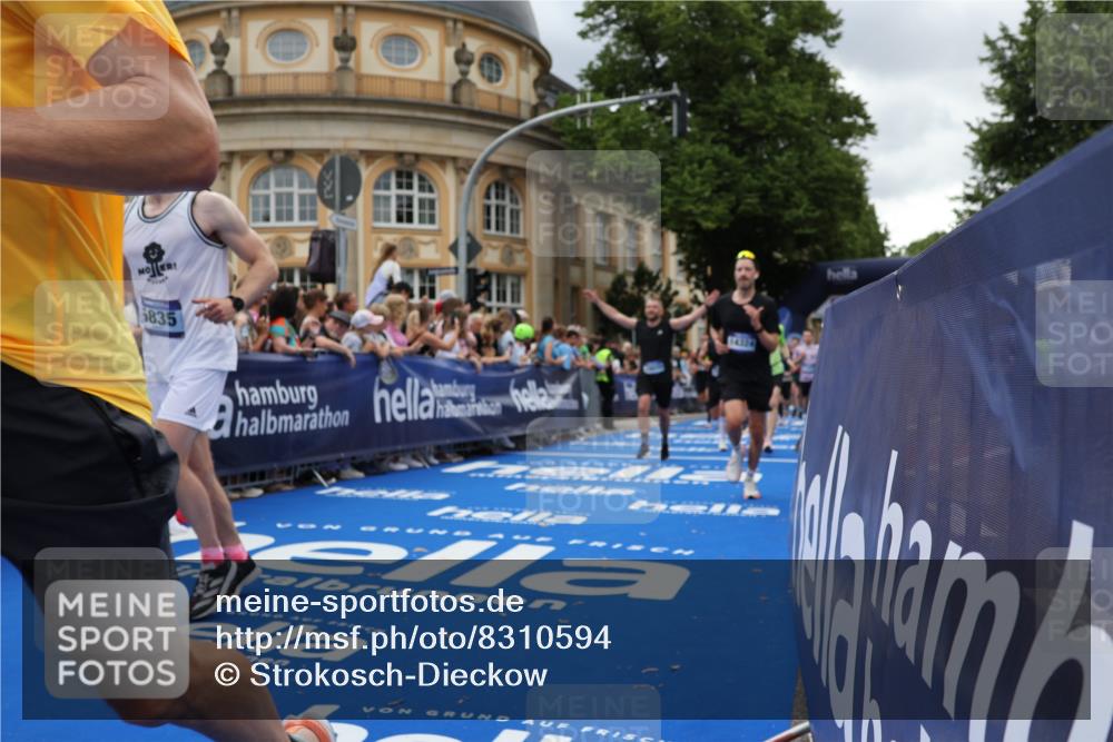 29.06.2025 - hella hamburg halbmarathon Strokosch-Dieckow http://msf.ph/oto/8310594 29.06.2025 10:56:55 Ziel 1485, 1955, 2282, 2741, 2759, 4299, 5033, 5418, 6835, 7716, 8669, 11043, 11143, 11212, 11638, 13816, 14678, 15097, 16008, 16009, 16470, 16620, 16679, 18719, 19091 meine-sportfotos.de