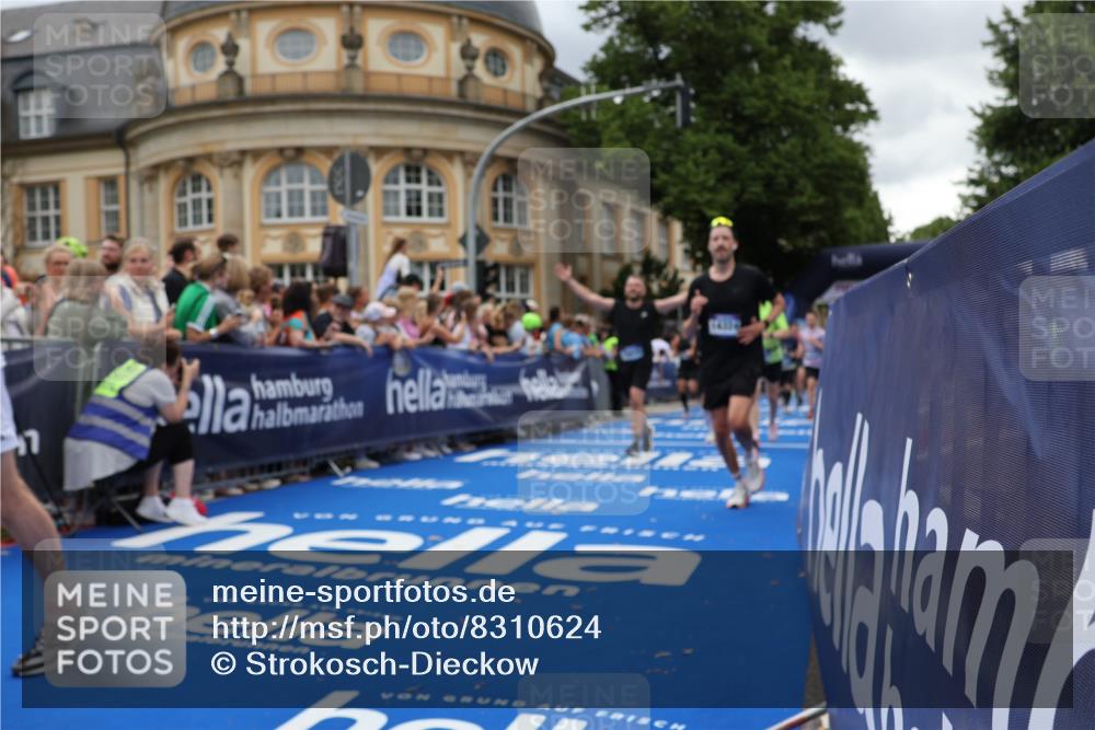 29.06.2025 - hella hamburg halbmarathon Strokosch-Dieckow http://msf.ph/oto/8310624 29.06.2025 10:56:56 Ziel 1485, 1955, 2282, 2741, 2759, 4299, 5033, 5418, 6835, 7716, 8669, 11043, 11143, 11212, 11638, 14678, 15097, 16470, 16620, 16679, 16909, 18719, 19091 meine-sportfotos.de