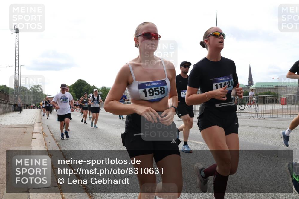 29.06.2025 - hella hamburg halbmarathon Lena Gebhardt http://msf.ph/oto/8310631 29.06.2025 10:21:57 Lombardsbrücke 6805, 16781, 1958, 10, 11424, 1003, 1072, 1158, 1191, 1250, 1294, 1419, 1668, 1958, 1963, 2009, 2063, 2172, 2315, 2353, 2514, 2529, 2744, 3050, 3172, 3458, 3606, 3768, 3770, 3825, 3826, 3995, 4046, 4289, 4366, 4375, 4376, 4697, 5122, 5412, 5641, 5759, 5957, 6086, 6103, 6475, 6676, 6805, 6881, 6977, 7075, 7162, 7612, 7672, 8286, 8431, 8715, 8860, 8884, 8896, 8954, 8959, 9002, 9062, 9369, 9483, 9499, 9532, 10374, 10874 meine-sportfotos.de