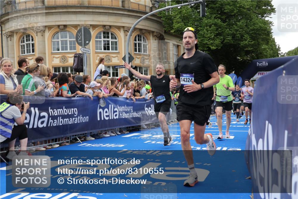 29.06.2025 - hella hamburg halbmarathon Strokosch-Dieckow http://msf.ph/oto/8310655 29.06.2025 10:56:56 Ziel 1485, 1955, 2282, 2741, 2759, 4299, 5033, 5418, 6835, 7716, 8669, 11043, 11143, 11212, 11638, 14678, 15097, 16470, 16620, 16679, 16909, 18719, 19091 meine-sportfotos.de