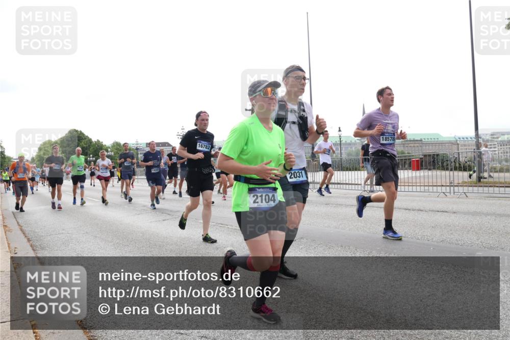 29.06.2025 - hella hamburg halbmarathon Lena Gebhardt http://msf.ph/oto/8310662 29.06.2025 10:37:17 Lombardsbrücke 17388, 2272, 16192, 4347, 14202, 16782, 2104, 2031, 18578, 1022, 1118, 1253, 1276, 1337, 1339, 1488, 1490, 1597, 1819, 1952, 1954, 2016, 2031, 2072, 2104, 2272, 2480, 2486, 2552, 2640, 3127, 3165, 3633, 3714, 3873, 3895, 4097, 4347, 4733, 4996, 5146, 5171, 5186, 5224, 5538, 5560, 5640, 5786, 5789, 5790, 5940, 6172, 6359, 6584, 6804, 6821, 6955, 7085, 7124, 7202, 7235, 7544, 7707, 7773, 7777, 7823, 8007, 8257, 8258, 8315, 8758, 8811, 8843, 8936, 8937, 9054, 9055, 9295, 9524 meine-sportfotos.de