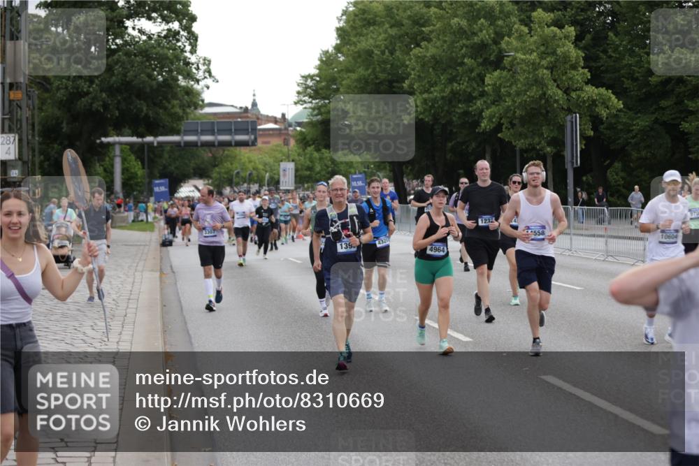 29.06.2025 - hella hamburg halbmarathon Jannik Wohlers http://msf.ph/oto/8310669 29.06.2025 10:38:27 Lombardsbrücke 56, 1232, 1390, 1451, 2524, 2534, 2693, 3307, 3726, 3927, 4257, 4259, 4260, 4316, 4320, 4964, 5913, 6062, 6875, 7263, 7849, 8367, 8583, 8747, 8783, 9455, 9708, 10554, 10604, 11059, 11635, 12028, 12072, 12075, 12722, 13060, 14557, 14558, 14856, 15755, 16181, 16346, 16388, 17333, 18050, 18504 meine-sportfotos.de