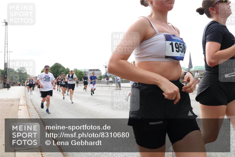 29.06.2025 - hella hamburg halbmarathon Lena Gebhardt http://msf.ph/oto/8310680 29.06.2025 10:21:57 Lombardsbrücke 6805, 16781, 1958, 1003, 1072, 1158, 1191, 1250, 1294, 1419, 1668, 1958, 1963, 2009, 2063, 2172, 2315, 2353, 2514, 2529, 2744, 3050, 3172, 3458, 3606, 3768, 3770, 3825, 3826, 3995, 4046, 4289, 4366, 4375, 4376, 4697, 5122, 5412, 5641, 5759, 5957, 6086, 6103, 6475, 6676, 6805, 6881, 6977, 7075, 7162, 7612, 7672, 8286, 8431, 8715, 8860, 8884, 8896, 8954, 8959, 9002, 9062, 9369, 9483, 9499, 9532, 10374, 10874 meine-sportfotos.de