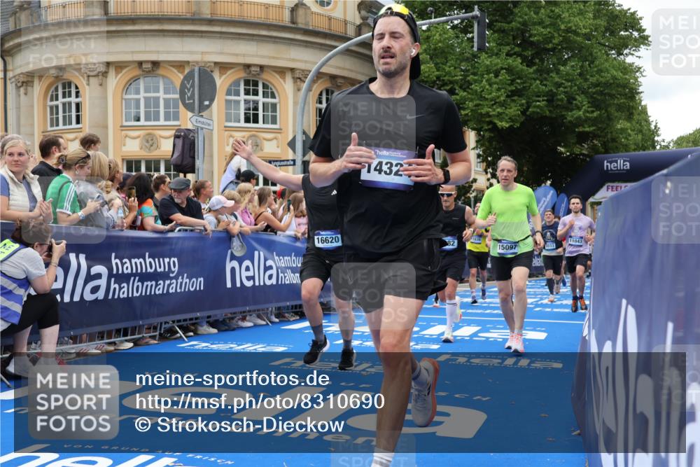 29.06.2025 - hella hamburg halbmarathon Strokosch-Dieckow http://msf.ph/oto/8310690 29.06.2025 10:56:57 Ziel 1485, 1955, 2282, 2741, 2759, 4299, 5033, 5418, 6835, 7716, 8669, 11043, 11143, 11212, 11638, 13691, 14408, 14678, 15097, 16470, 16620, 16679, 16909, 18719, 19091 meine-sportfotos.de