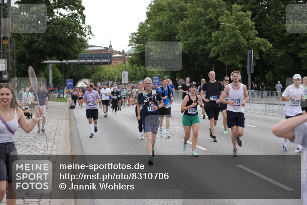 29.06.2025 - hella hamburg halbmarathon Jannik Wohlers http://msf.ph/oto/8310706 29.06.2025 10:38:28 Lombardsbrücke 56, 1232, 1390, 1451, 2524, 2534, 2693, 3307, 3927, 4257, 4259, 4260, 4320, 4964, 5913, 6062, 7263, 7849, 8367, 8583, 8747, 8783, 9455, 9708, 10554, 10604, 11059, 12028, 12072, 12722, 13060, 14557, 14558, 14856, 15755, 16181, 16346, 16388, 17333, 18050, 18504 meine-sportfotos.de