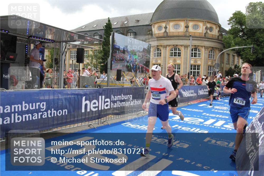 29.06.2025 - hella hamburg halbmarathon Michael Strokosch http://msf.ph/oto/8310721 29.06.2025 10:58:32 Ziel 4767, 5341, 5347, 7476, 9316, 11808, 12712, 12879, 14355, 16531, 17415, 18556, 18891, 19166 meine-sportfotos.de