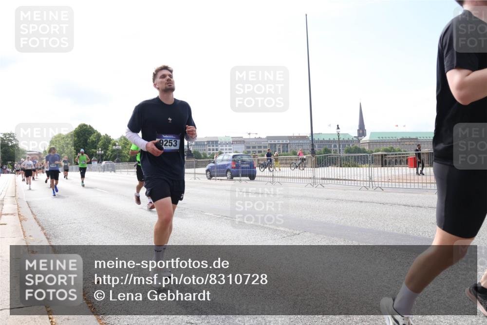 29.06.2025 - hella hamburg halbmarathon Lena Gebhardt http://msf.ph/oto/8310728 29.06.2025 10:12:16 Lombardsbrücke 9253, 1062, 1610, 1785, 1790, 1850, 2661, 2963, 2964, 3182, 3248, 3262, 3746, 4453, 4499, 4554, 5166, 5176, 5379, 5597, 5598, 6822, 6871, 6966, 7014, 7474, 9191, 9253, 9254, 9405, 9705, 10042, 10409, 10581, 10685, 11509, 11525, 11537, 11581, 11917, 13171, 13542, 13958, 14060, 14196, 14313, 14384, 14863, 14868, 15137, 16379, 16473, 16976, 17774, 18261, 18395, 18429, 18493, 18655 meine-sportfotos.de