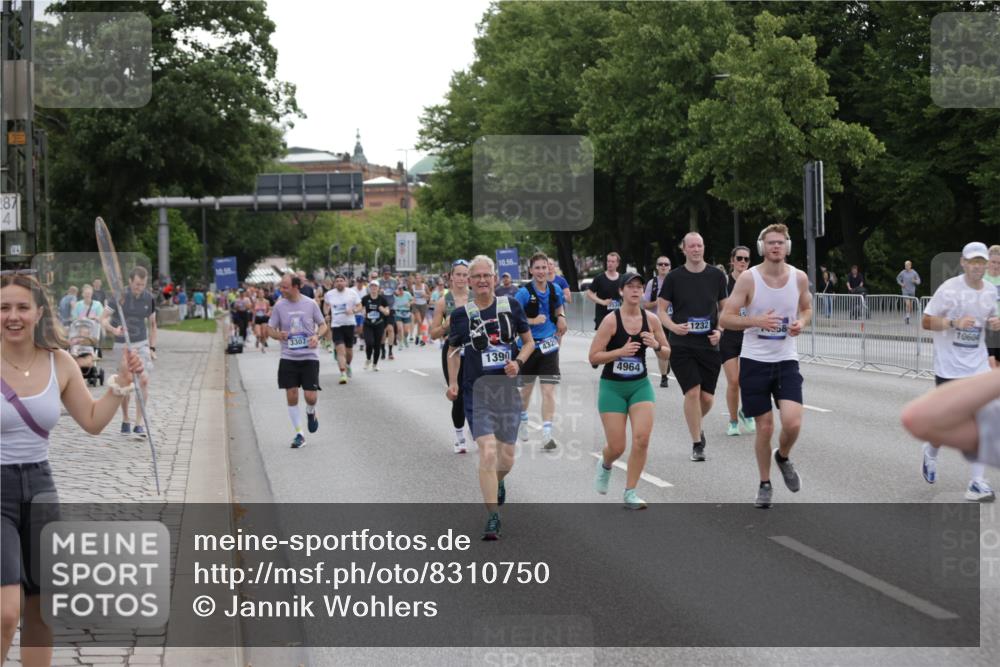 29.06.2025 - hella hamburg halbmarathon Jannik Wohlers http://msf.ph/oto/8310750 29.06.2025 10:38:28 Lombardsbrücke 56, 1232, 1390, 1451, 2524, 2534, 2693, 3307, 3927, 4257, 4259, 4260, 4320, 4964, 5913, 6062, 7263, 7849, 8367, 8583, 8747, 8783, 9455, 9708, 10554, 10604, 11059, 12028, 12072, 12722, 13060, 14557, 14558, 14856, 15755, 16181, 16346, 16388, 17333, 18050, 18504 meine-sportfotos.de
