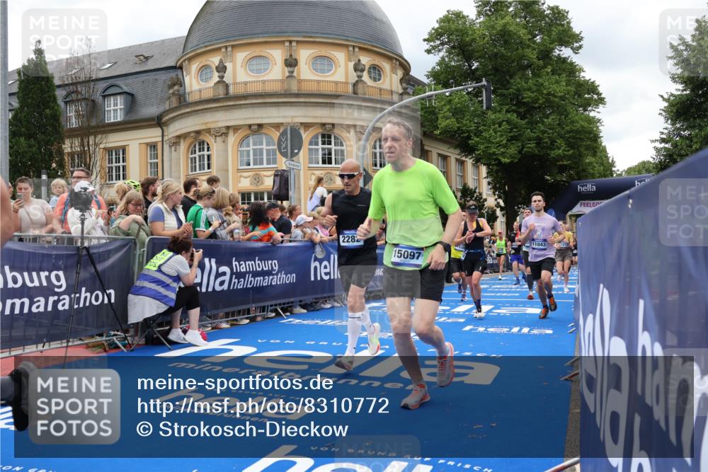 29.06.2025 - hella hamburg halbmarathon Strokosch-Dieckow http://msf.ph/oto/8310772 29.06.2025 10:56:58 Ziel 1485, 1955, 2282, 2741, 2759, 4299, 5033, 5418, 6835, 7716, 8669, 11043, 11143, 11212, 11638, 13691, 14408, 14588, 14678, 15097, 16470, 16620, 16909, 17617, 18719, 19091 meine-sportfotos.de