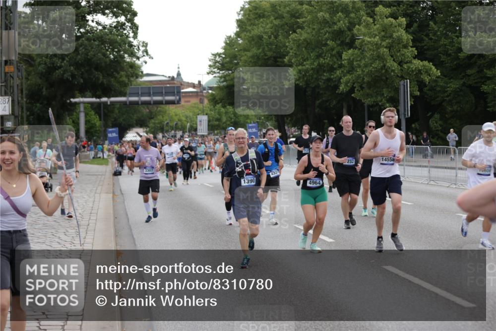 29.06.2025 - hella hamburg halbmarathon Jannik Wohlers http://msf.ph/oto/8310780 29.06.2025 10:38:28 Lombardsbrücke 56, 1232, 1390, 1451, 2524, 2534, 2693, 3307, 3927, 4257, 4259, 4260, 4320, 4964, 5913, 6062, 7263, 7849, 8367, 8583, 8747, 8783, 9455, 9708, 10554, 10604, 11059, 12028, 12072, 12722, 13060, 14557, 14558, 14856, 15755, 16181, 16346, 16388, 17333, 18050, 18504 meine-sportfotos.de
