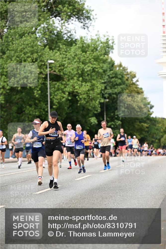 29.06.2025 - hella hamburg halbmarathon Dr. Thomas Lammeyer http://msf.ph/oto/8310791 29.06.2025 10:38:26 Kennedybrücke 1025, 1705, 1764, 1787, 2038, 2276, 2464, 2496, 2510, 2511, 2933, 3145, 3829, 4445, 4479, 4540, 4942, 5096, 5566, 5569, 5609, 5691, 6034, 6109, 6574, 6718, 6727, 6843, 7324, 7329, 7644, 8202, 8277, 8282, 9094, 9514, 10007, 10071, 10561, 10564, 11122, 11338, 11432 meine-sportfotos.de