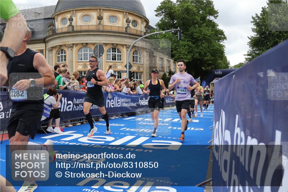 29.06.2025 - hella hamburg halbmarathon Strokosch-Dieckow http://msf.ph/oto/8310850 29.06.2025 10:56:59 Ziel 1485, 1955, 2282, 2759, 4261, 4299, 5033, 6835, 8669, 11043, 11143, 11212, 11638, 13691, 14408, 14588, 14678, 15097, 16470, 16620, 16909, 17617, 18208, 18719, 19091 meine-sportfotos.de