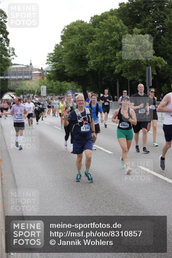 29.06.2025 - hella hamburg halbmarathon Jannik Wohlers http://msf.ph/oto/8310857 29.06.2025 10:38:29 Lombardsbrücke 56, 1232, 1390, 1451, 2524, 2534, 2693, 3307, 3745, 3927, 4257, 4320, 4964, 6062, 7263, 7849, 8367, 8583, 8747, 8783, 9455, 9708, 10072, 10554, 10604, 11059, 12028, 12072, 12722, 13060, 13922, 14557, 14558, 14856, 15755, 16181, 16346, 16388, 18050, 18504 meine-sportfotos.de