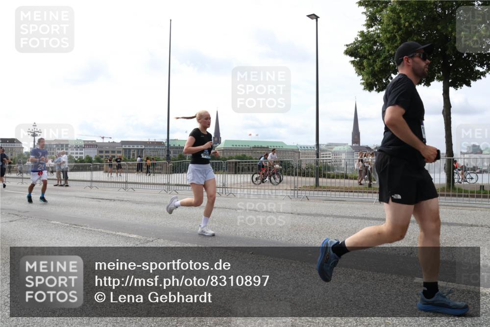 29.06.2025 - hella hamburg halbmarathon Lena Gebhardt http://msf.ph/oto/8310897 29.06.2025 10:21:58 Lombardsbrücke 360, 1003, 1072, 1158, 1191, 1250, 1294, 1419, 1668, 1958, 1963, 2009, 2063, 2172, 2315, 2353, 2514, 2529, 2744, 3050, 3172, 3458, 3606, 3768, 3770, 3825, 3826, 3995, 4046, 4289, 4366, 4375, 4376, 4697, 5122, 5412, 5641, 5759, 5957, 6086, 6475, 6676, 6805, 6881, 6977, 7075, 7162, 7612, 7672, 8286, 8431, 8715, 8860, 8884, 8896, 8954, 8959, 9002, 9062, 9369, 9483, 9499, 9532, 10874 meine-sportfotos.de