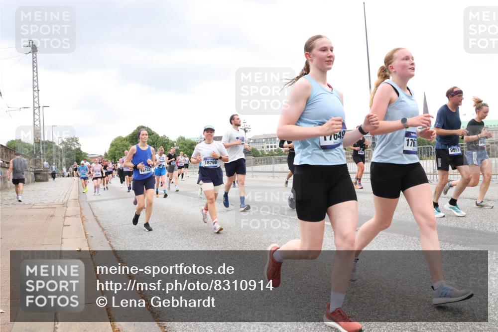 29.06.2025 - hella hamburg halbmarathon Lena Gebhardt http://msf.ph/oto/8310914 29.06.2025 10:56:28 Lombardsbrücke 15103, 18798, 17649, 1761, 9953, 1047, 1113, 1738, 1909, 2095, 2143, 2307, 2887, 2915, 2991, 3257, 3268, 3438, 3516, 3517, 3520, 3614, 3675, 3676, 3953, 3987, 4083, 4354, 4473, 4773, 4836, 5237, 5306, 5438, 5580, 5693, 5757, 5911, 5994, 6348, 6349, 6494, 6690, 6968, 7025, 7028, 7090, 7307, 7616, 7711, 8005, 8108, 8150, 8305, 8517, 8606, 8766, 8939, 8943, 9172, 9210, 9383, 9435, 9606, 9838, 9910, 9948, 9953, 10555, 10569, 10571, 10640, 10740, 10784, 10987 meine-sportfotos.de