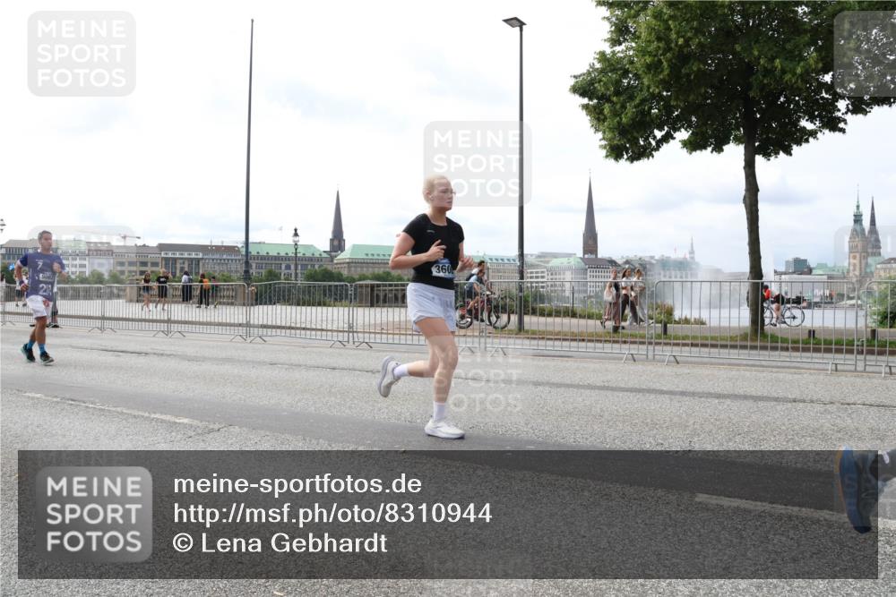29.06.2025 - hella hamburg halbmarathon Lena Gebhardt http://msf.ph/oto/8310944 29.06.2025 10:21:58 Lombardsbrücke 360, 1003, 1072, 1158, 1191, 1250, 1294, 1419, 1668, 1958, 1963, 2009, 2063, 2172, 2315, 2353, 2514, 2529, 2744, 3050, 3172, 3458, 3606, 3768, 3770, 3825, 3826, 3995, 4046, 4289, 4366, 4375, 4376, 4697, 5122, 5412, 5641, 5759, 5957, 6086, 6475, 6676, 6805, 6881, 6977, 7075, 7162, 7612, 7672, 8286, 8431, 8715, 8860, 8884, 8896, 8954, 8959, 9002, 9062, 9369, 9483, 9499, 9532, 10874 meine-sportfotos.de