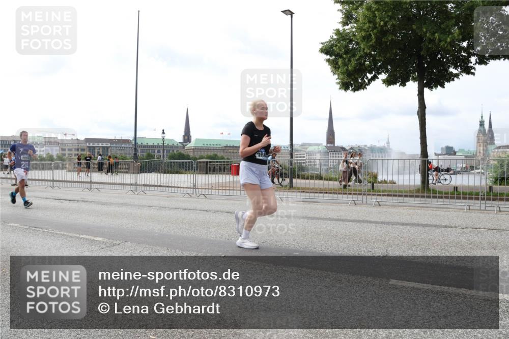 29.06.2025 - hella hamburg halbmarathon Lena Gebhardt http://msf.ph/oto/8310973 29.06.2025 10:21:58 Lombardsbrücke 360, 1003, 1072, 1158, 1191, 1250, 1294, 1419, 1668, 1958, 1963, 2009, 2063, 2172, 2315, 2353, 2514, 2529, 2744, 3050, 3172, 3458, 3606, 3768, 3770, 3825, 3826, 3995, 4046, 4289, 4366, 4375, 4376, 4697, 5122, 5412, 5641, 5759, 5957, 6086, 6475, 6676, 6805, 6881, 6977, 7075, 7162, 7612, 7672, 8286, 8431, 8715, 8860, 8884, 8896, 8954, 8959, 9002, 9062, 9369, 9483, 9499, 9532, 10874 meine-sportfotos.de