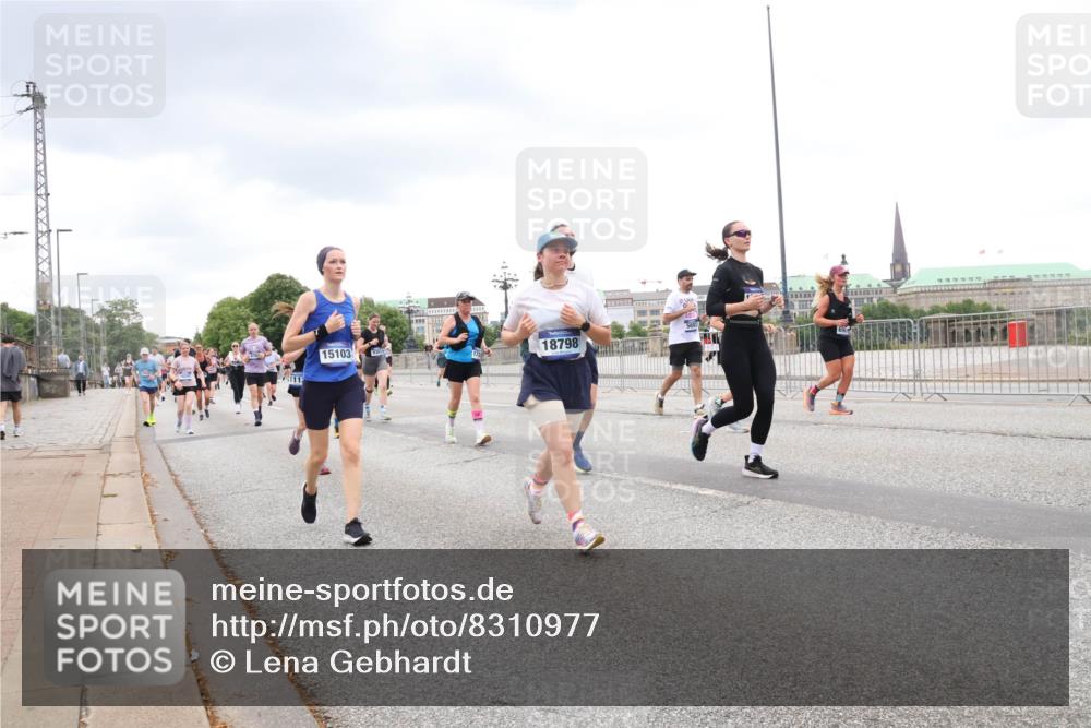 29.06.2025 - hella hamburg halbmarathon Lena Gebhardt http://msf.ph/oto/8310977 29.06.2025 10:56:29 Lombardsbrücke 111, 15103, 18798, 1047, 1113, 1738, 1909, 2095, 2143, 2307, 2887, 2915, 2991, 3257, 3268, 3438, 3516, 3517, 3520, 3614, 3675, 3676, 3953, 3987, 4083, 4094, 4118, 4354, 4773, 4836, 5237, 5438, 5580, 5693, 5757, 5911, 5994, 6348, 6349, 6494, 6690, 6968, 7025, 7028, 7090, 7307, 7616, 7711, 8005, 8108, 8150, 8305, 8517, 8606, 8766, 8939, 8943, 9172, 9210, 9383, 9435, 9606, 9838, 9910, 9948, 9953, 10555, 10569, 10571, 10640, 10740, 10784, 10987 meine-sportfotos.de