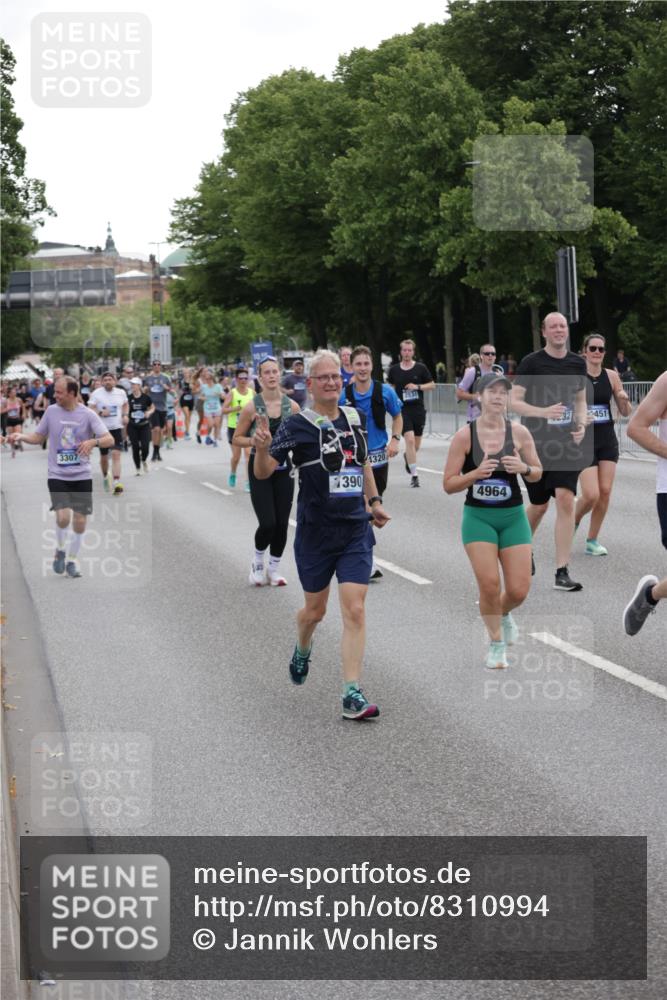 29.06.2025 - hella hamburg halbmarathon Jannik Wohlers http://msf.ph/oto/8310994 29.06.2025 10:38:29 Lombardsbrücke 56, 1232, 1390, 1451, 2524, 2534, 2693, 3307, 3745, 3927, 4257, 4320, 4964, 6062, 7263, 7849, 8367, 8583, 8747, 8783, 9455, 9708, 10072, 10554, 10604, 11059, 12028, 12072, 12722, 13060, 13922, 14557, 14558, 14856, 15755, 16181, 16346, 16388, 18050, 18504 meine-sportfotos.de