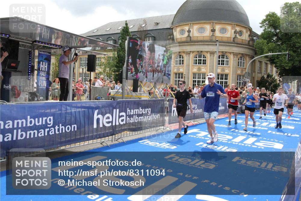 29.06.2025 - hella hamburg halbmarathon Michael Strokosch http://msf.ph/oto/8311094 29.06.2025 10:58:36 Ziel 2619, 2978, 3251, 4467, 5341, 6595, 7082, 7659, 9316, 12712, 12809, 12879, 18501, 18556, 19166 meine-sportfotos.de
