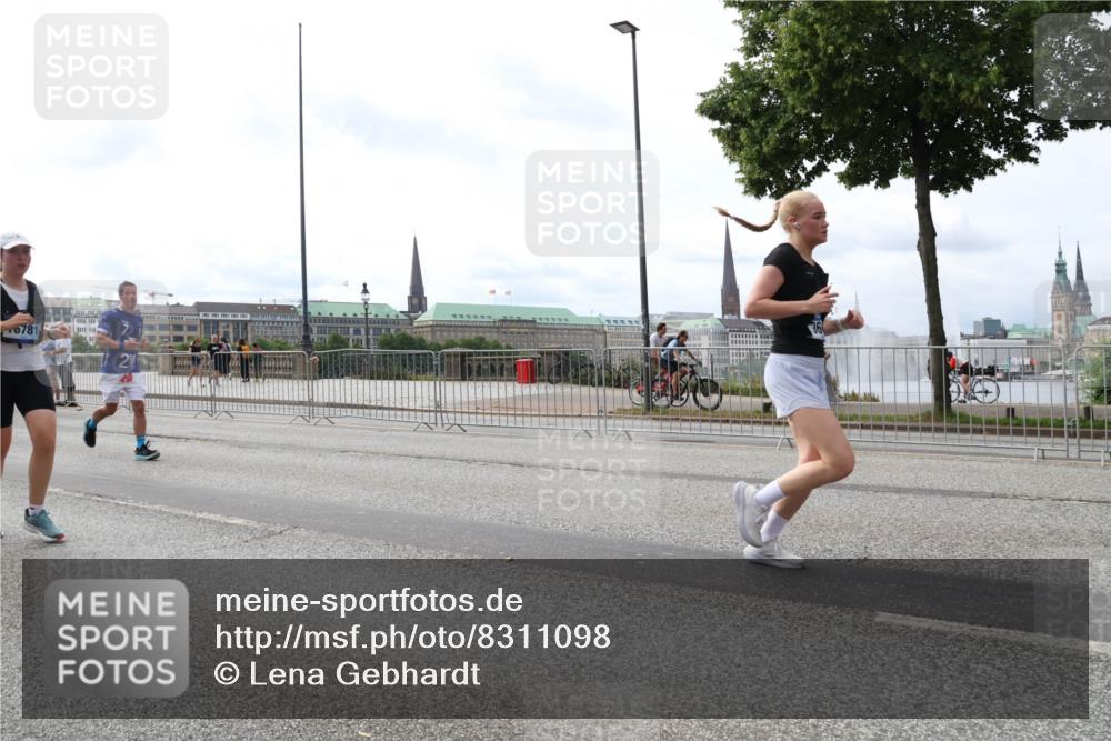 29.06.2025 - hella hamburg halbmarathon Lena Gebhardt http://msf.ph/oto/8311098 29.06.2025 10:21:59 Lombardsbrücke 0781, 36, 1003, 1072, 1158, 1191, 1250, 1294, 1419, 1668, 1958, 1963, 2009, 2063, 2172, 2315, 2353, 2514, 2529, 2744, 3050, 3172, 3458, 3606, 3768, 3770, 3995, 4046, 4289, 4366, 4375, 4376, 4697, 5122, 5412, 5641, 5759, 5957, 6086, 6475, 6676, 6805, 6881, 6977, 7075, 7162, 7612, 7672, 8286, 8431, 8715, 8860, 8884, 8896, 8954, 8959, 9002, 9062, 9369, 9483, 9532, 10874 meine-sportfotos.de