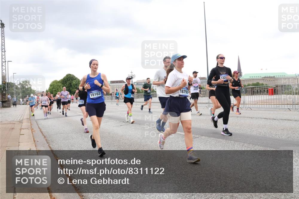29.06.2025 - hella hamburg halbmarathon Lena Gebhardt http://msf.ph/oto/8311122 29.06.2025 10:56:29 Lombardsbrücke 1113, 15103, 122, 5693, 18798, 173, 1047, 1113, 1738, 1909, 2095, 2143, 2307, 2887, 2915, 2991, 3257, 3268, 3438, 3516, 3517, 3520, 3614, 3675, 3676, 3953, 3987, 4083, 4094, 4118, 4354, 4773, 4836, 5237, 5438, 5580, 5693, 5757, 5911, 5994, 6348, 6349, 6494, 6690, 6968, 7025, 7028, 7090, 7307, 7616, 7711, 8005, 8108, 8150, 8305, 8517, 8606, 8766, 8939, 8943, 9172, 9210, 9383, 9435, 9606, 9838, 9910, 9948, 9953, 10555, 10569, 10571, 10640, 10740, 10784, 10987 meine-sportfotos.de
