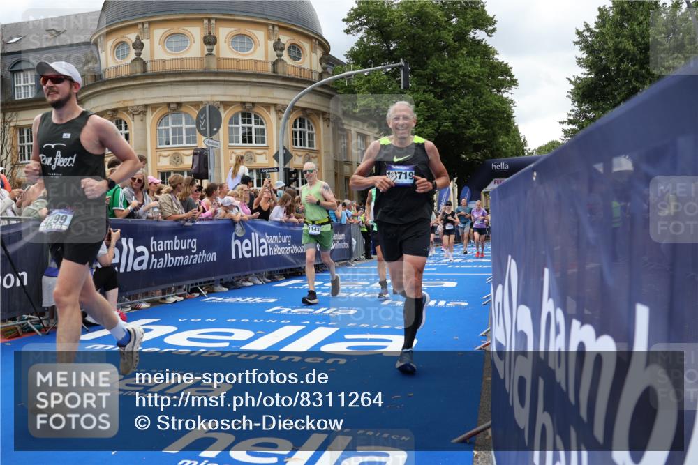 29.06.2025 - hella hamburg halbmarathon Strokosch-Dieckow http://msf.ph/oto/8311264 29.06.2025 10:57:03 Ziel 1485, 4261, 4299, 5033, 8669, 11043, 11143, 11212, 11638, 13691, 14139, 14408, 14588, 14678, 15726, 16470, 16909, 17617, 18208, 18719, 19091 meine-sportfotos.de