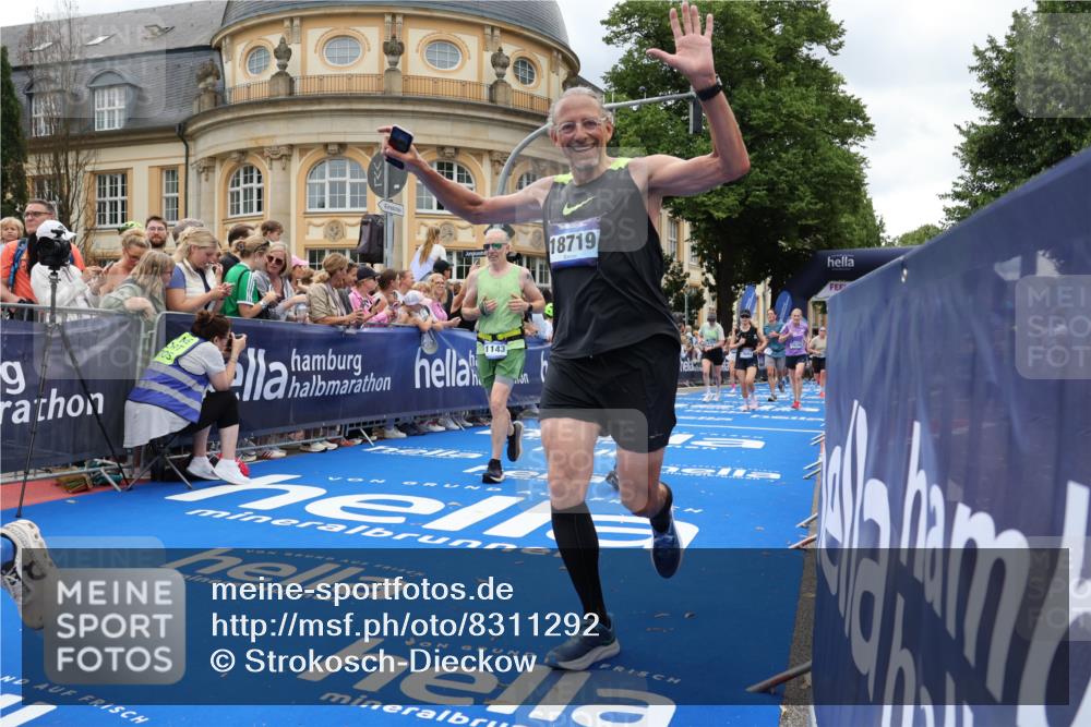 29.06.2025 - hella hamburg halbmarathon Strokosch-Dieckow http://msf.ph/oto/8311292 29.06.2025 10:57:03 Ziel 1485, 4261, 4299, 5033, 8669, 11043, 11143, 11212, 11638, 13691, 14139, 14408, 14588, 14678, 15726, 16470, 16909, 17617, 18208, 18719, 19091 meine-sportfotos.de