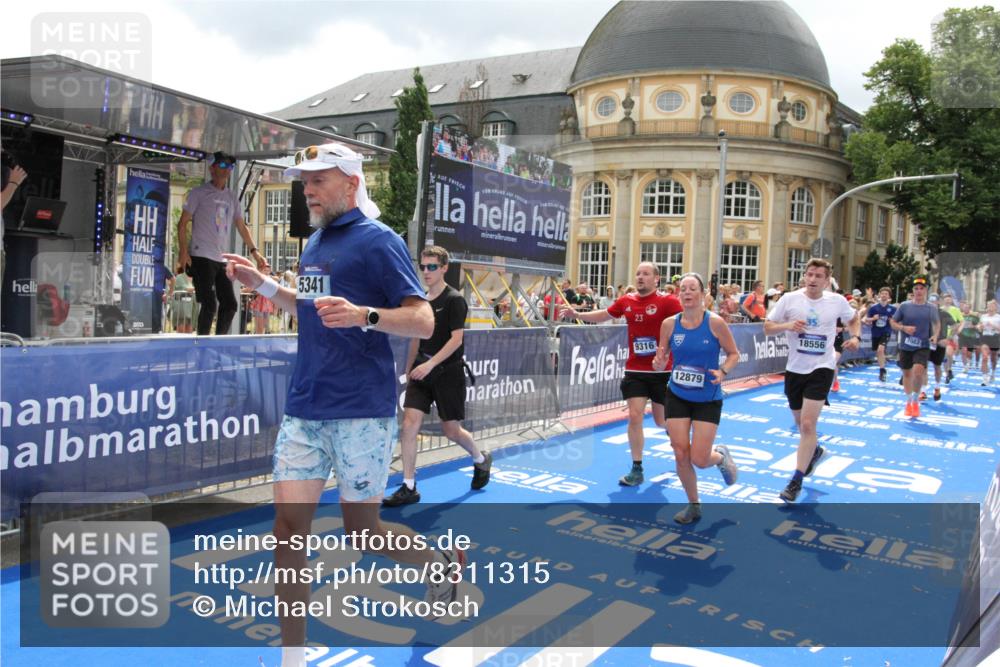 29.06.2025 - hella hamburg halbmarathon Michael Strokosch http://msf.ph/oto/8311315 29.06.2025 10:58:37 Ziel 2619, 2978, 3251, 4467, 5341, 6595, 7082, 7659, 9316, 12712, 12809, 12879, 13694, 18501, 18556 meine-sportfotos.de