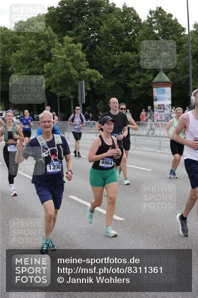 29.06.2025 - hella hamburg halbmarathon Jannik Wohlers http://msf.ph/oto/8311361 29.06.2025 10:38:30 Lombardsbrücke 56, 1232, 1390, 1451, 2524, 2534, 2693, 3307, 3745, 3927, 4257, 4320, 4410, 4964, 6062, 7263, 7849, 8367, 8583, 8747, 8783, 9455, 9708, 10072, 10554, 10604, 11059, 12028, 12072, 12722, 13060, 13922, 14557, 14558, 14856, 15755, 16181, 16346, 16388, 18050, 18504 meine-sportfotos.de
