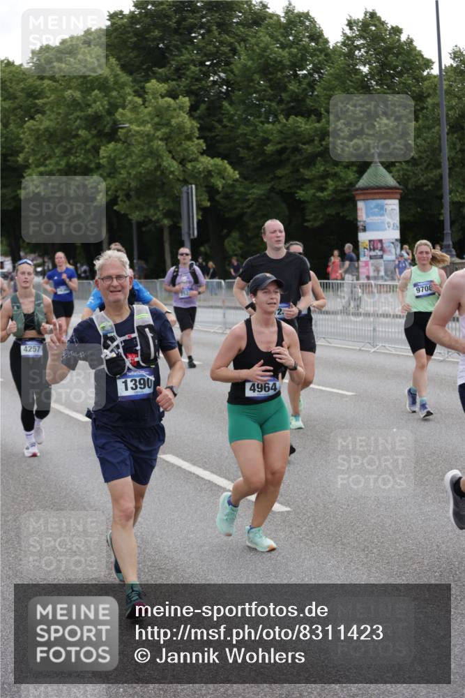 29.06.2025 - hella hamburg halbmarathon Jannik Wohlers http://msf.ph/oto/8311423 29.06.2025 10:38:30 Lombardsbrücke 56, 1232, 1390, 1451, 2524, 2534, 2693, 3307, 3745, 3927, 4257, 4320, 4410, 4964, 6062, 7263, 7849, 8367, 8583, 8747, 8783, 9455, 9708, 10072, 10554, 10604, 11059, 12028, 12072, 12722, 13060, 13922, 14557, 14558, 14856, 15755, 16181, 16346, 16388, 18050, 18504 meine-sportfotos.de