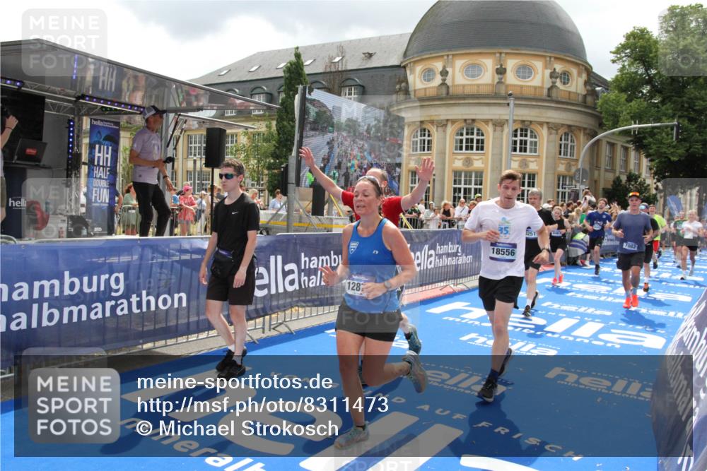 29.06.2025 - hella hamburg halbmarathon Michael Strokosch http://msf.ph/oto/8311473 29.06.2025 10:58:38 Ziel 2619, 2978, 3251, 4467, 5341, 6595, 7082, 7659, 8322, 9316, 12712, 12809, 12862, 12879, 13694, 18501, 18556 meine-sportfotos.de